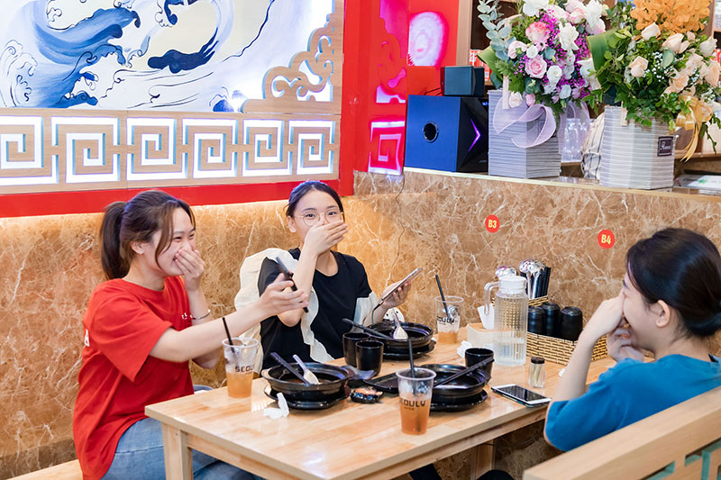 Khch hng mỳ cay Seouly