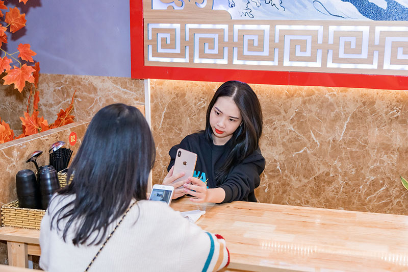 Khch hng mỳ cay Seouly
