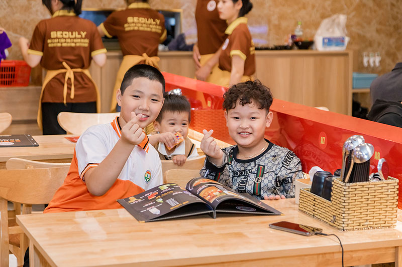 Khch hng mỳ cay Seouly