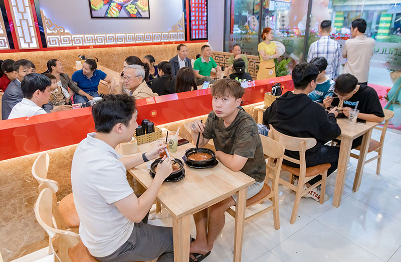 Khch hng mỳ cay Seouly