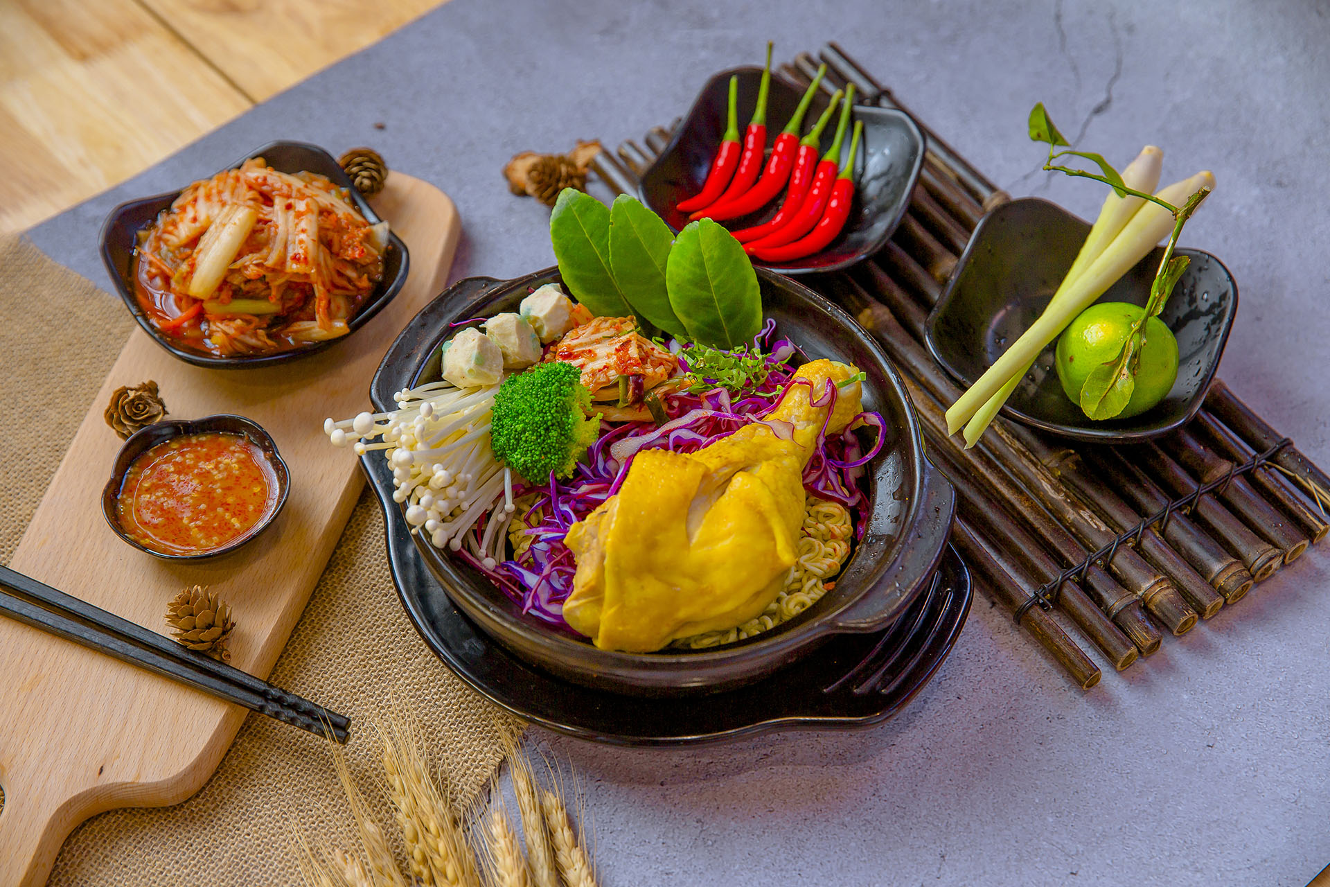 Mỳ lẩu thái đùi gà